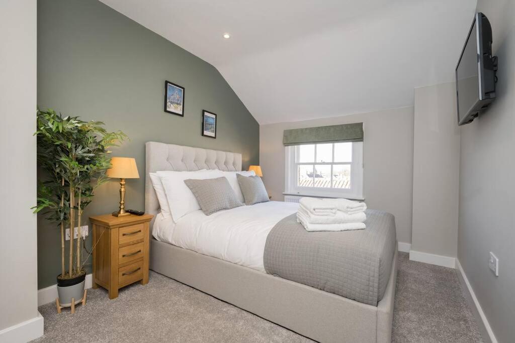 Lettered Board Apartments 1, 2 & 3 Pickering Luaran gambar