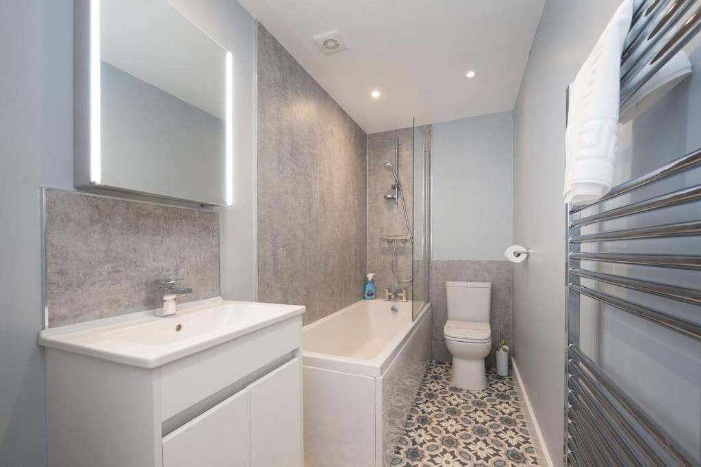 Lettered Board Apartments 1, 2 & 3 Pickering Luaran gambar